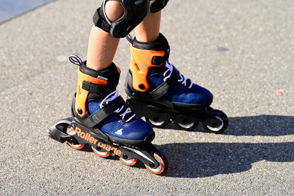 Paquete combinado de patines para niños ajustables Rollerblade Microblade - azul/naranja